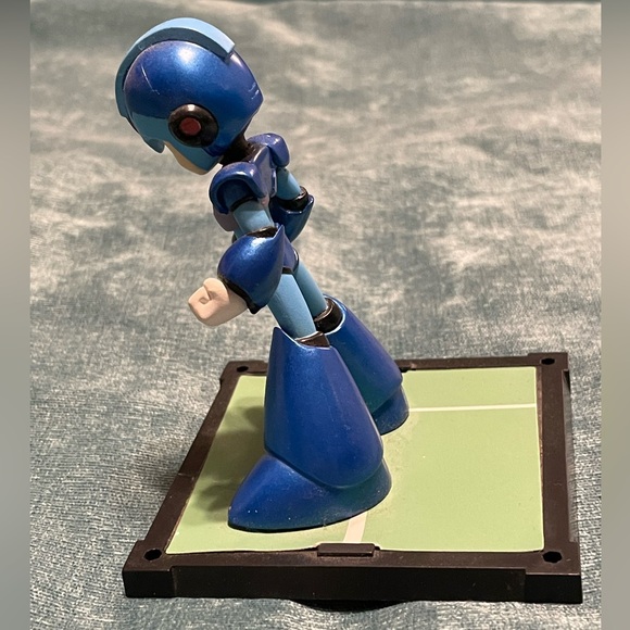 Mega Man on Platform - Picture 7 of 8